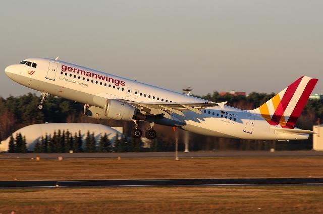 Un avion al companiei Germanwings s-a prăbuşit, cu 150 de oameni la bord, după o “coborâre bruscă timp de 8 minute”