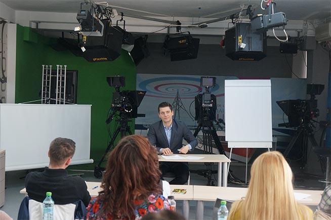 Valentin Butnaru, prezentatorul Observator, da emotii studentilor IMA! 18502950