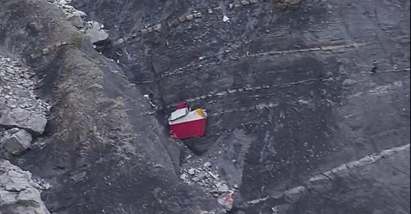 TRAGEDIA AVIATICĂ din Franţa. Pilotul Germanwings a FORŢAT intrarea în cockpit folosind un TOPOR
