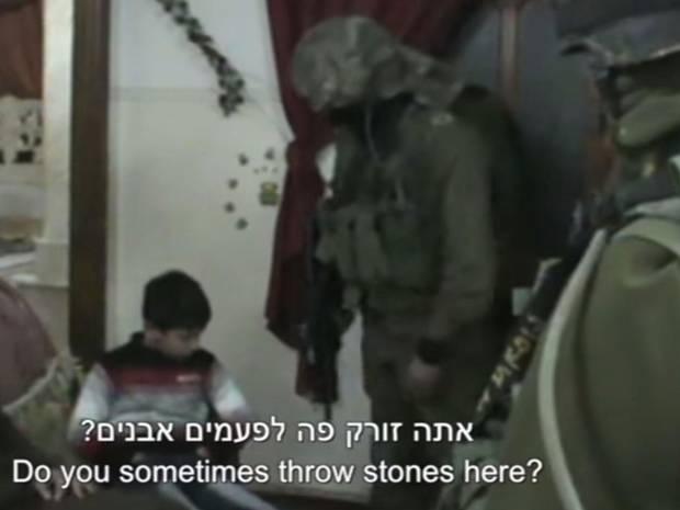 INUMAN! Copii palestinieni, treziti si interogati in miezul noptii de soldati israelieni (VIDEO)