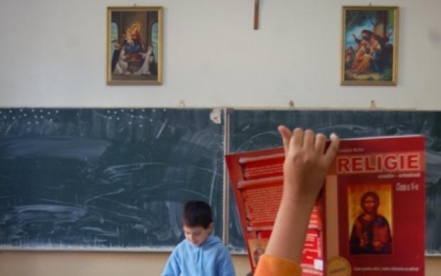 Elevii vor studia religia în şcoli doar dacă au acordul scris al părintelui, a decis Camera Deputaţilor
