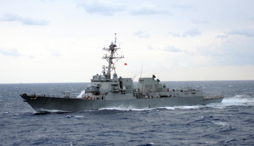 Distrugătorul american USS Jason Dunham intră în Marea Neagră