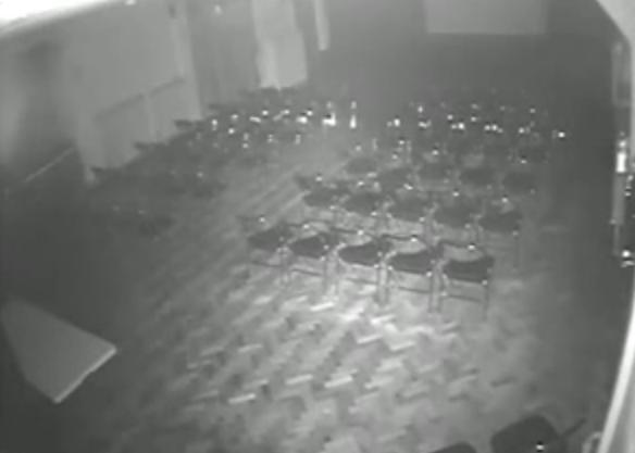 Ţi se face PIELEA DE GĂINĂ! Ce au filmat camerele de supraveghere într-un teatru, după reprezentaţia unui CLARVĂZĂTOR (VIDEO)