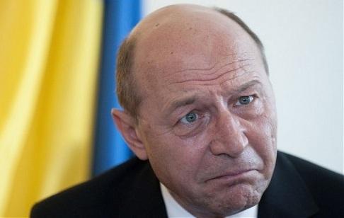 Băsescu, huiduit de oameni prin București: &quot;Voiculescu i-a pus, vrea să mă facă să ies din politică&quot;