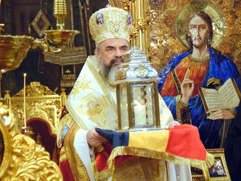Lumina Sfântă va fi adusă de la Ierusalim în jurul orei 19. Patriarhul Daniel va oferi Lumina la slujba de Înviere oficiată la Catedrala patriarhală de la ora 24