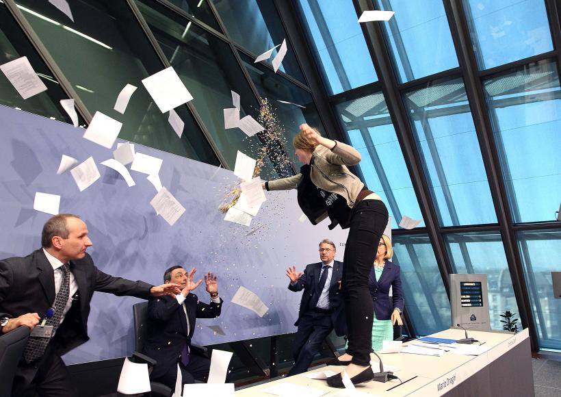 Preşedintele BCE atacat de o femeie la conferinţa de presă