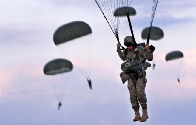 Rusia, îngrijorată de mobilizarea a 290 de paraşutişti americani în vestul Ucrainei