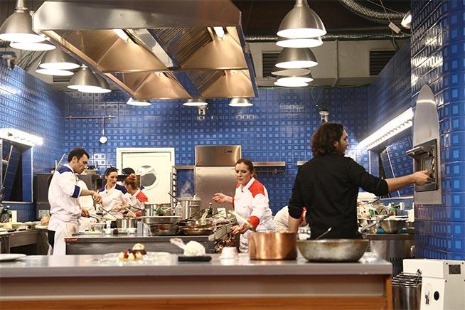 Luni la ”Hell’s Kitchen – Iadul bucătarilor” jurații împart tunicile negre