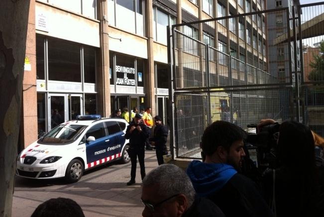 Tragedie în Spania. Un tânăr înarmat cu o arbaletă a ucis un profesor într-un institut din Barcelona