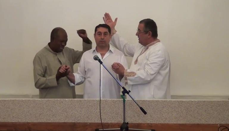 VIRAL pe Internet. Fostul ministru Cristian David, botezat la o biserică penticostală, după eliberarea din arest (VIDEO)