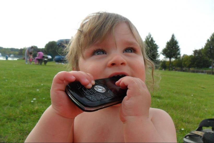 Din ce în ce mai mulți copii mici se joaca cu telefoanele mobile
