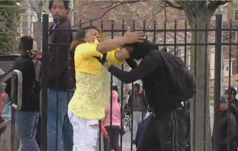 Vezi cum se procedează când îţi găseşti fiul batându-se cu poliţiştii. Femeia a fost declarată &quot;Mama anului&quot; (VIDEO)