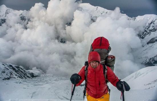 UPDATE I Alpinistul român Zsolt Torok a fost evacuat de pe Muntele Everest