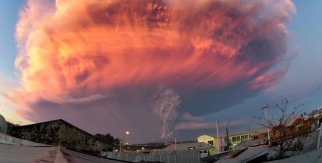 Autorităţile din Chile sunt în ALERTĂ! Vulcanul Calbuco a erupt pentru a treia oară
