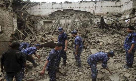 Cutremur în Nepal: Bilanțul victimelor depăşeşte 15.000 de morți şi răniţi