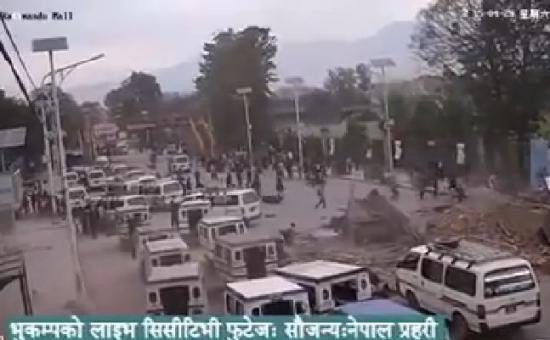 Noi imagini dramatice cu seismul din Nepal! (VIDEO)