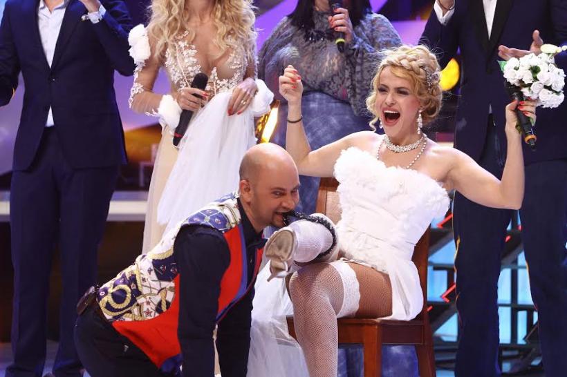 Anda Adam îmbracă rochia sexy de mireasă, la “Te cunosc de undeva!” 18504536