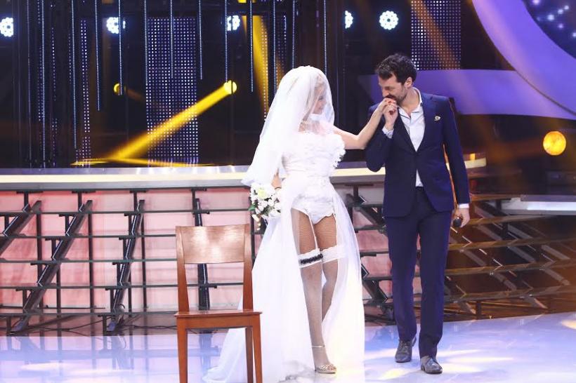 Anda Adam îmbracă rochia sexy de mireasă, la “Te cunosc de undeva!” 18504537