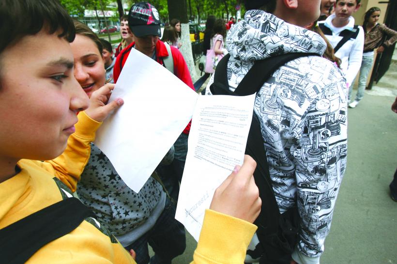 Evaluarea Naţională 2015: Părinţii vor examene decisive, jumătate dintre elevi nu iau 5