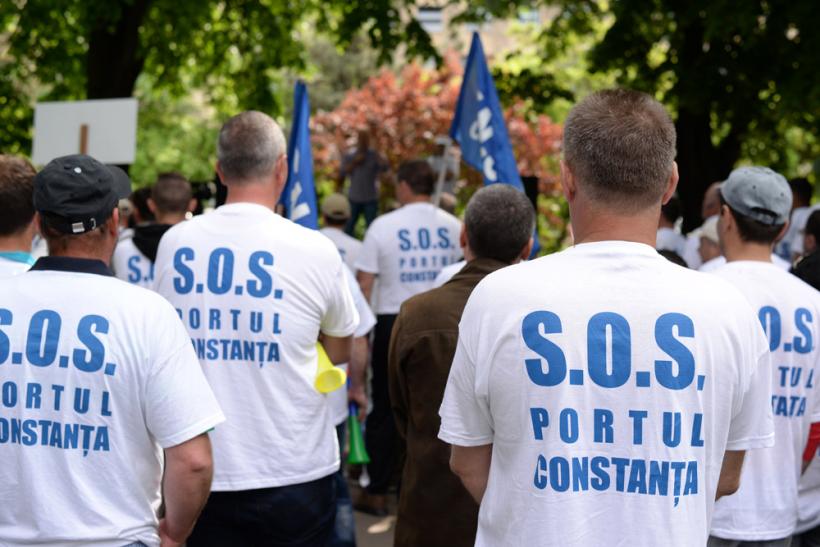 300 de sindicalişti din portul Constanţa au protestat în faţa minsterului Transporturilor