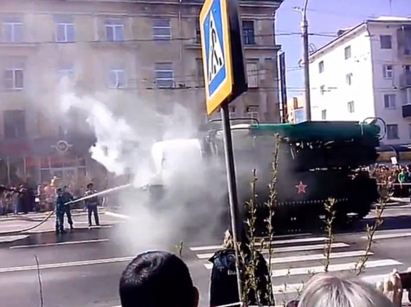 INCENDIU în timpul paradei militare din Rusia. PANICĂ în rândul spectatorilor (VIDEO)