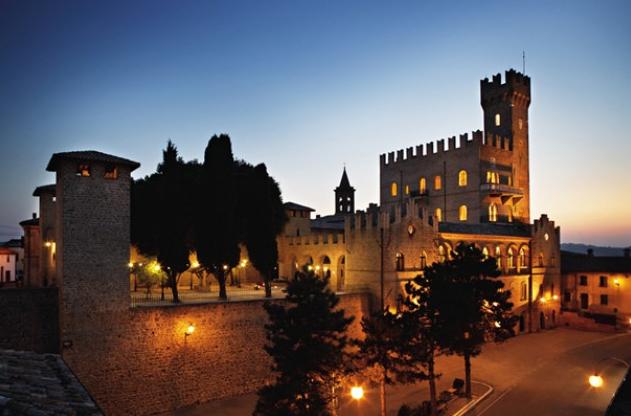 Un castel din Italia se vinde la PREȚUL UNEI VILE din BUCUREȘTI