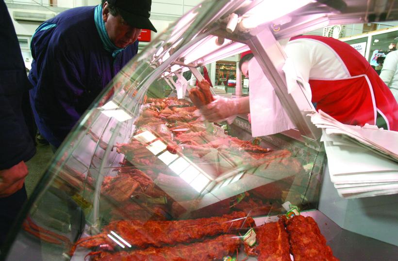 Boală la kilogram în pieţe: comerţ cu carne expirată