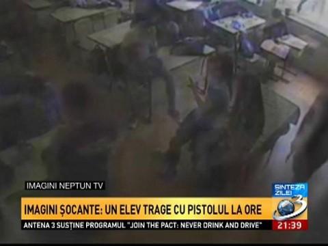 VIDEO ŞOCANT cu un un elev care trage cu pistolul, chiar la ore