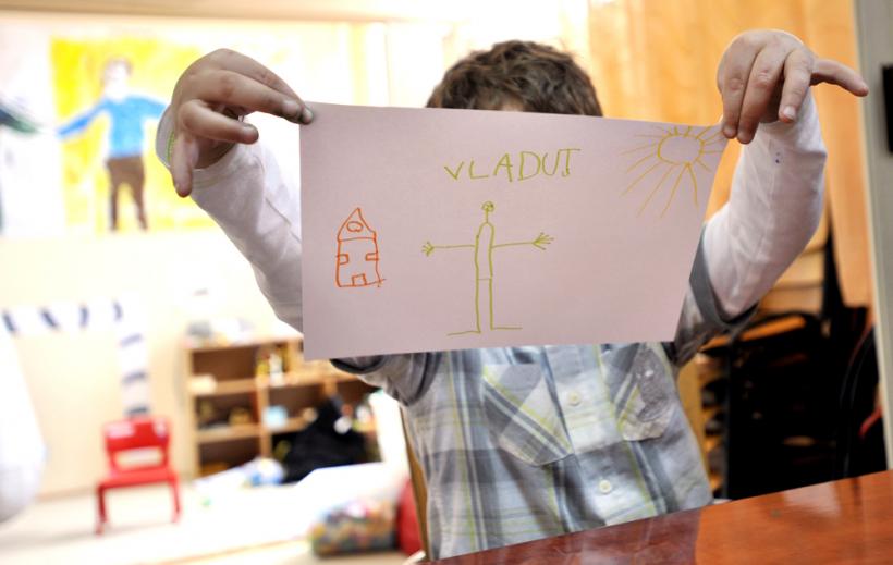 România se face că ajută copiii cu autism