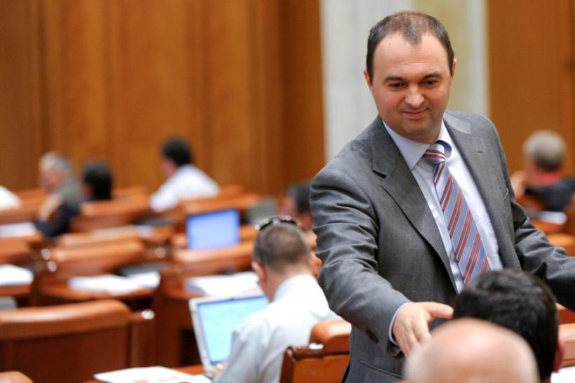 Cristian Adomniței anunță că se suspendă din toate funcțiile politice