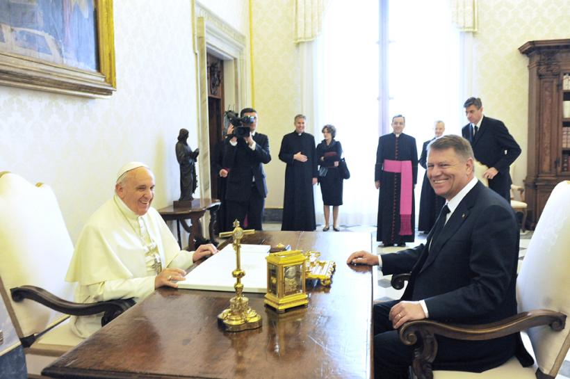 Preşedintele Klaus Iohannis a fost primit, la Vatican, de Papa Francisc