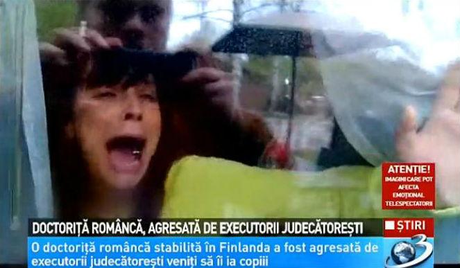 IMAGINI ŞOCANTE! O româncă din Finlanda e agresată de executorii judecătoreşti care vor să-i ia copiii