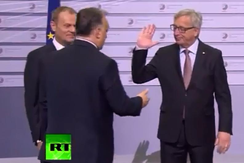 Comentariul lui Junker la vederea lui Viktor Orban ”Vine Dictatorul” a devenit viral pe internet (VIDEO)