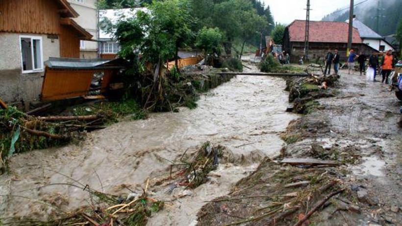 10 județe sub COD GALBEN de inundații