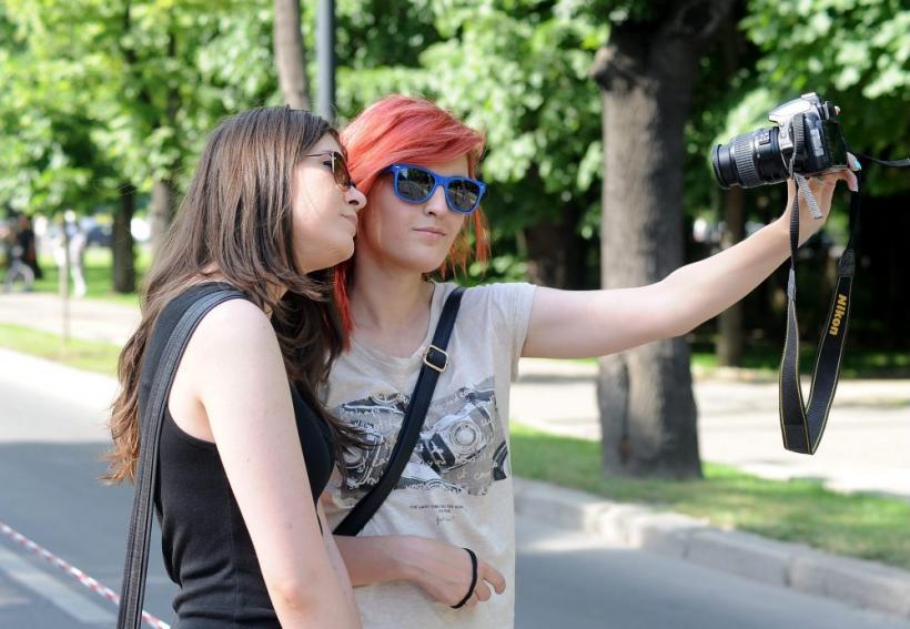 STUDIU - Cât timp petrec tinerele facându-și selfie-uri