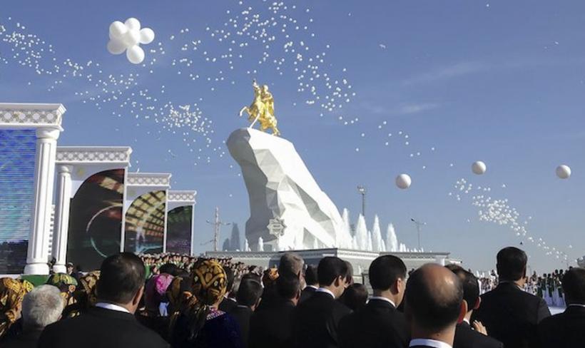 Un cal pentru un preşedinte. Statuie ecvestră aurită pentru preşedintele Turkmenistanului