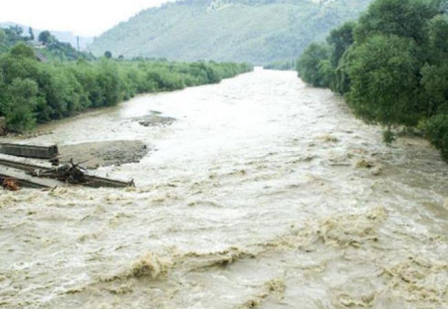 COD ROŞU de inundaţii şi COD PORTOCALIU de ploi, în trei judeţe din România