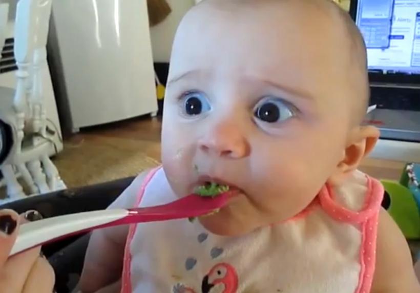 Cum reactionează un bebeluş când mănâncă prima oară avocado (VIDEO)