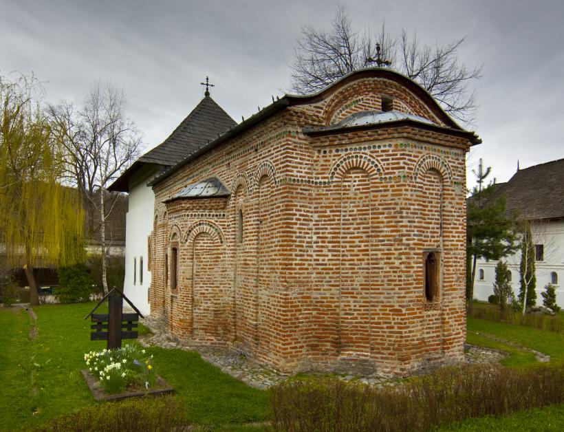Stareţul Mănăstirii Cotmeana este cercetat sub control judiciar pentru purtare abuzivă şi distrugere