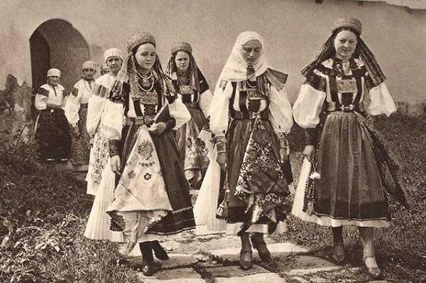 Tradiții la Cincizecime: Moșii de Vară, Duminica Rusaliilor, Ziua Călușarilor
