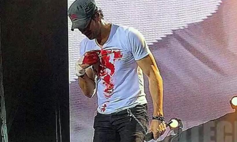 Enrique Iglesias s-a rănit în timpul concertului din Mexic (VIDEO)