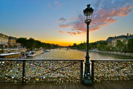  Parisul pune lacăt iubirii! Îndrăgostiţi sunt revoltaţi