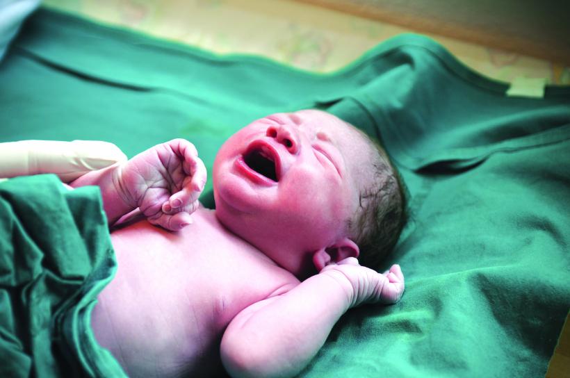 Cordonul ombilical tăiat mai târziu - avantaj pentru bebeluş