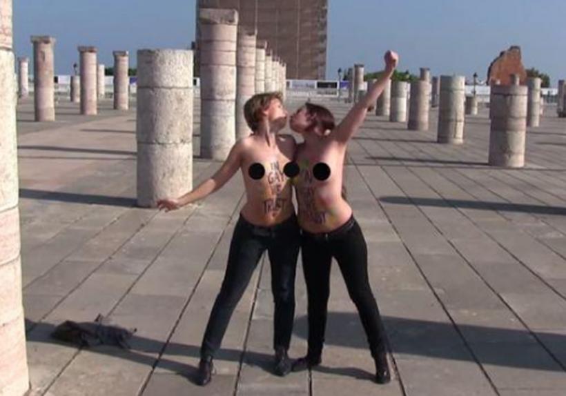 Două militante Femen au fost expulzate din Maroc după ce s-au afișat în sânii goi (VIDEO)
