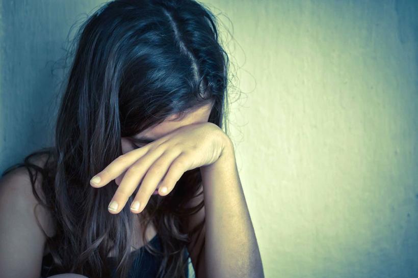 O fată de 14 ani din Botoşani a fost bătută crunt de tatăl său