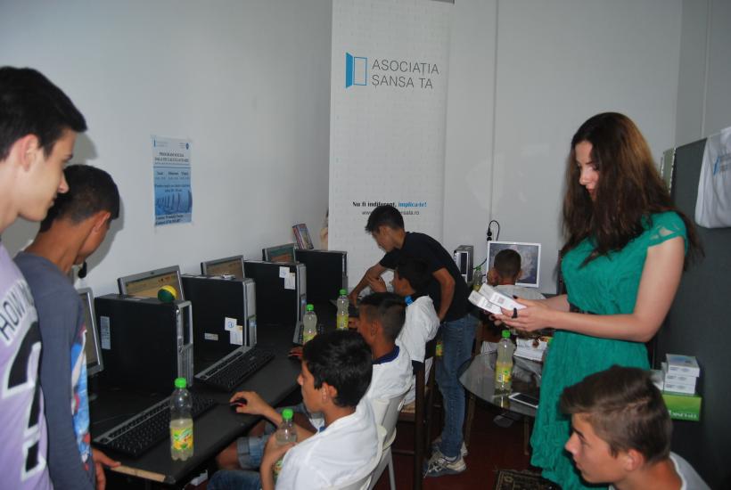 Sala de calculatoare pentru copiii defavorizaţi, deschisă la Buftea
