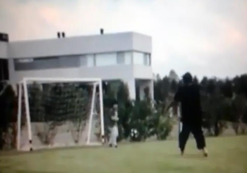 Pe cine faultează Diego Maradona. Meciul a avut loc în curtea casei (VIDEO)