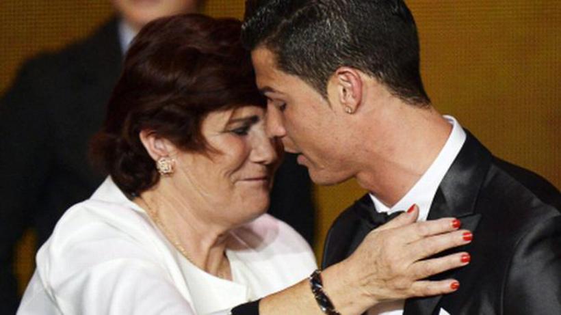Mama lui Cristiano Ronaldo a fost reţinută pe un aeroport, pentru spălare de bani