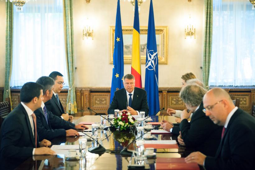 Preşedintele Iohannis: Viaţa politică e un pic mai agitată, dar Strategia de Apărare trebuie să îşi continue calea