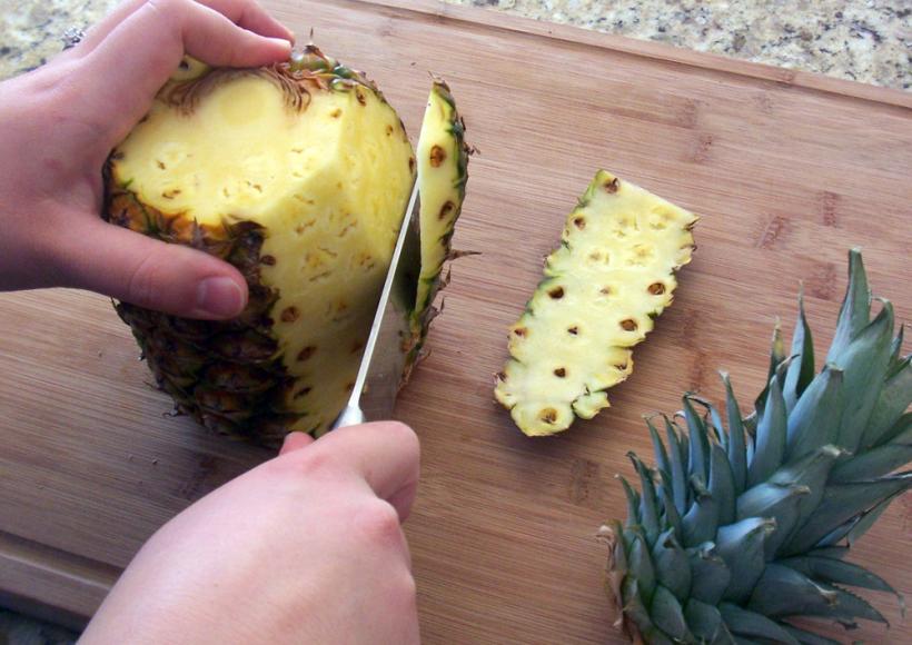 Cum se curăţă un ananas. Îţi trebuie numai un cuţit şi un pic de îndemânare (VIDEO)